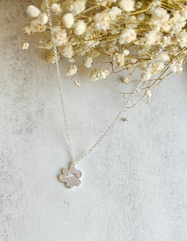 Collar Elegante de Plata con Huella