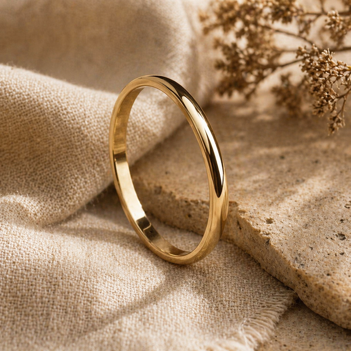 Anillo simple hecho de oro y plata