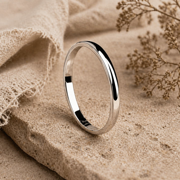 Anillo simple hecho de oro y plata