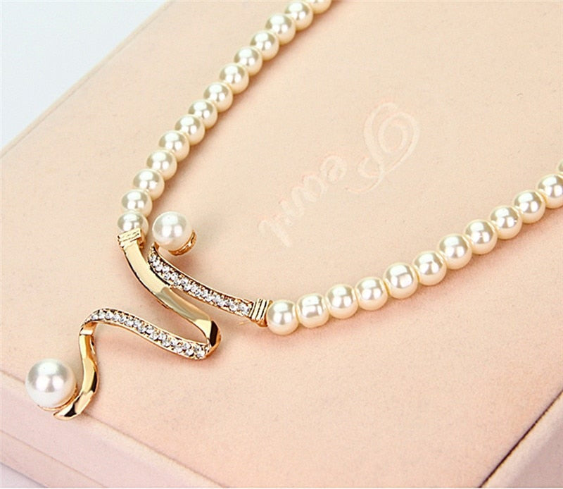 Collar de Perlas Naturales + Set de Pendientes