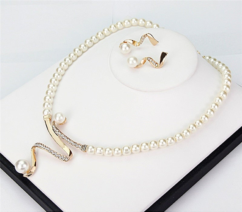 Collar de Perlas Naturales + Set de Pendientes