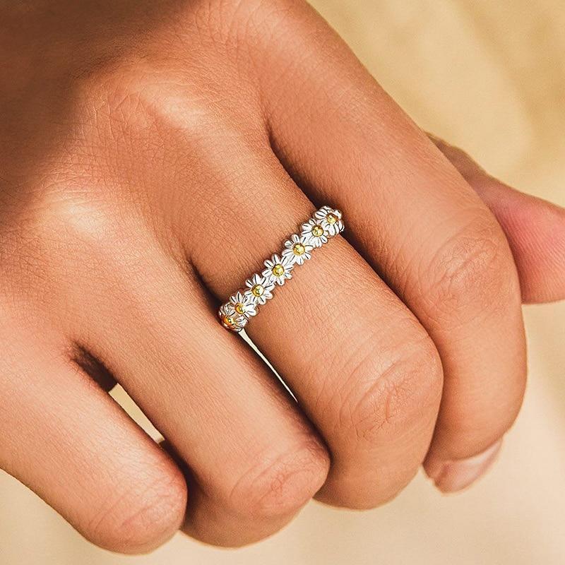 Anillo de Margarita de Plata y Esmalte Pintado a Mano