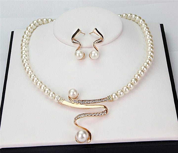 Collar de Perlas Naturales + Set de Pendientes