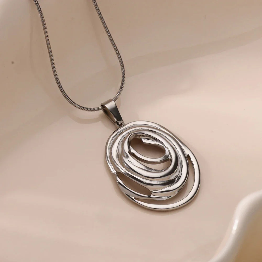 Collar Ovalado Geométrico Hueco en Oro y Plata